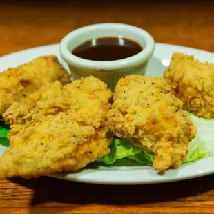 a plate of fried chicken nuggies
