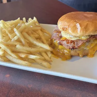 Drace Burger w/Fries
1/2 lb All Beef Patty, Egg, Cheddar Cheese, Pickles, Mayo and Lettuce/Tomato