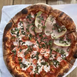 Twistedrita: Cherry tomatoes, fresh chopped basil, olive oil, fresh mozzarella
Sweet Sow: Canadian bacon, sliced pair, fresh chopped basil