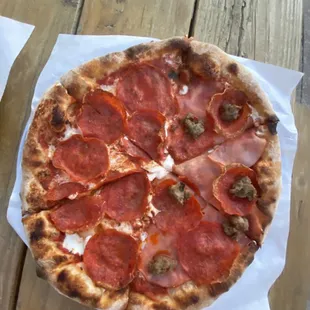 Carni: Pepperoni, Canadian bacon, housemaid sausage