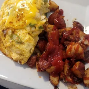 Oscar omelet with home fries (added ketchup and hot sauce)