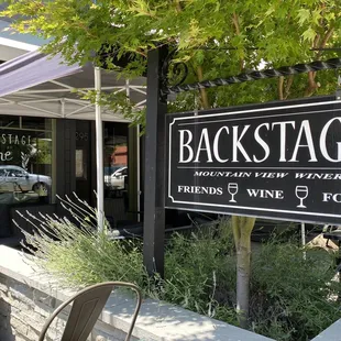 the outside of a restaurant