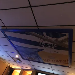 a picture of the ceiling
