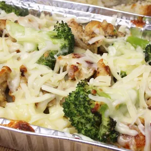 Chicken, zitti and brocccoli Alfredo Pasta served with Garlic bread