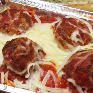 Pasta with meatball, served with garlic bread