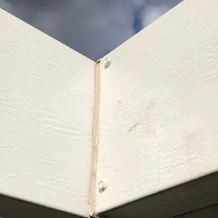 Beige caulking for a white patio