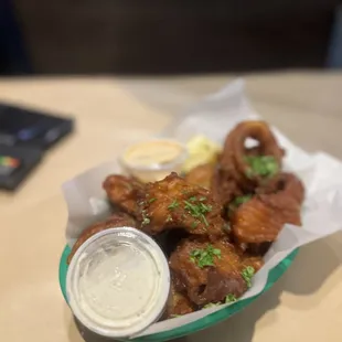 a basket of fried chicken wings