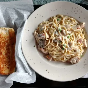 Chicken carbonara with garlic bread