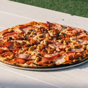 Meat lover&apos;s pizza
