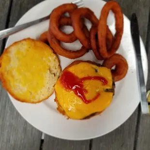 Cheeseburger with onion rings