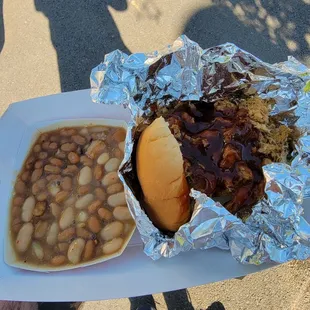 Pulled pork sandwich &amp; baked beans