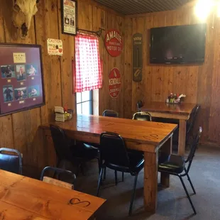 ows a table and chairs