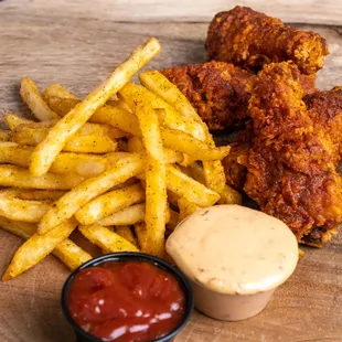 food, chicken wings and fried chicken