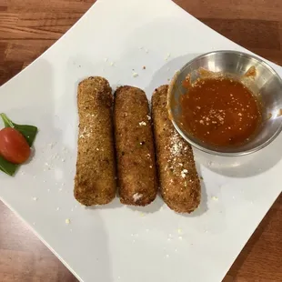 Cheesesticks - there are 5 in an order.  We ate two before we realized we hadnt taken a photo!