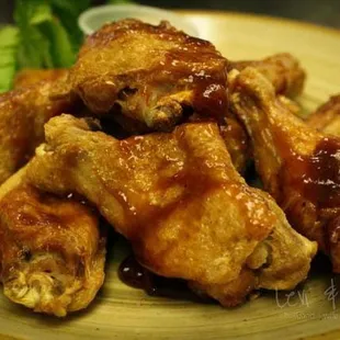 a plate of wings and broccoli