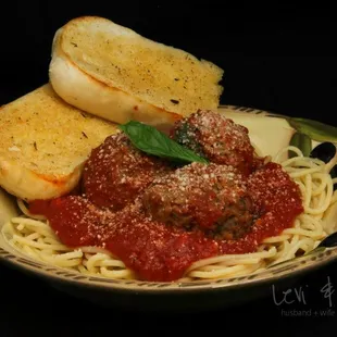 a plate of spaghetti and meatballs