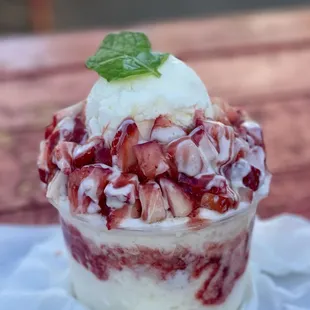 Strawberry bingsu