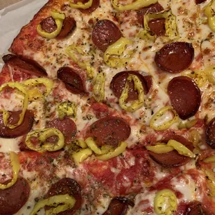 18" pizza well done w/ cup and char pepperoni and banana peppers.