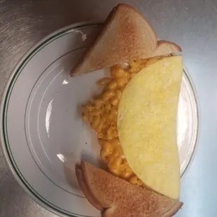 Mac and cheese omelette