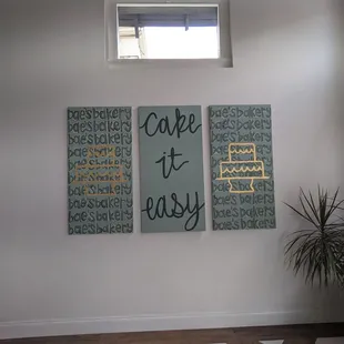 a wall with a sign that says cafe it busy