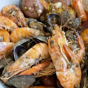  bowl of cooked shrimp and clams