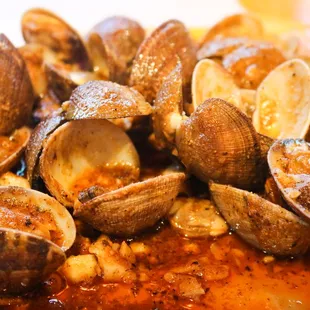 a plate of steamed clams