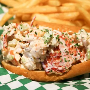 Lobster Roll w/ Fries