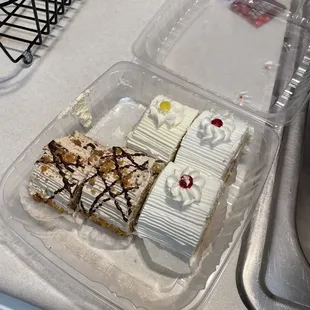 Cake long moocha strawberry and lemon cake