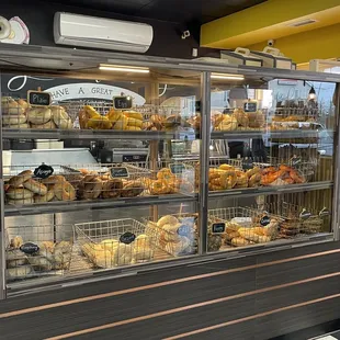 a display case of various types of bagels