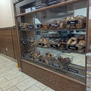Look at all the fresh bagels to choose from!!