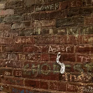 You can write on the walls or leave your tin