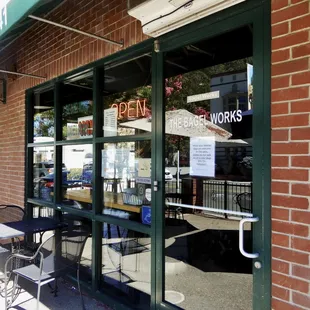 The non-descrip exterior of Bagel Works.