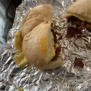 a keiser roll with bacon egg and no cheese scrambled egg and well done bacon