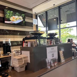 Excellent Café Latte with almond milk.  Good breakfast &amp; Lots of seating area