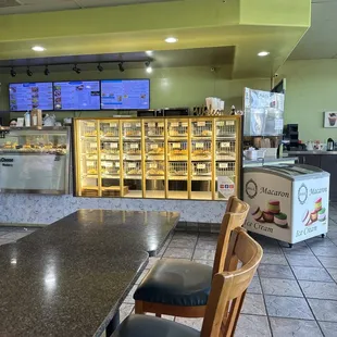 Great breakfast bagel spot, lots of bagel selection, location in the plaza right next to Albertsons.