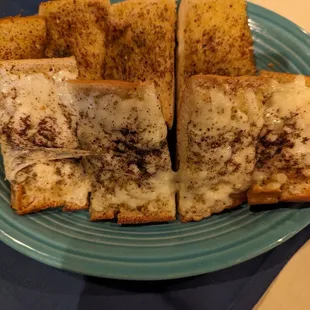 Garlic bread (half with cheese and half without)