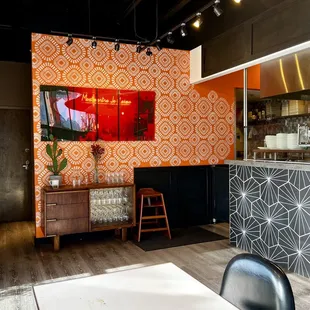 Seating, counter &amp; decor
