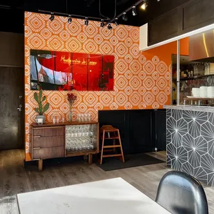 Seating, counter &amp; decor