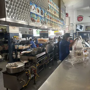 Los empleados no son amables y además no hay baño