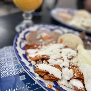 Red Chilaquiles Con Carne Asada y 2 Huevos