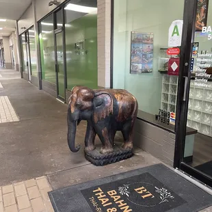 a statue of an elephant