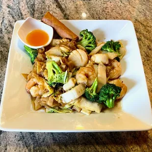 Seafood Pad See Ew w/ Spring Roll