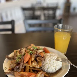 Súper Excelente Food The Saltado Special yummy   Papa a la huanacaina Rico Good prices and Fresh  I Recommend this Peruvian Restaurant