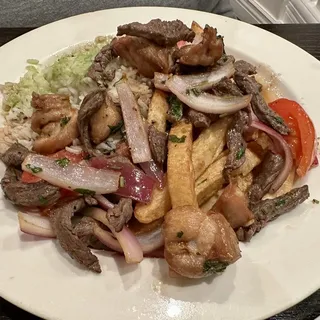 Saltado de pollo y carne
