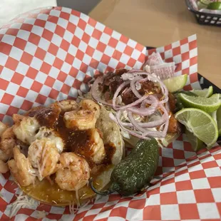 Taco de camarón enchilado