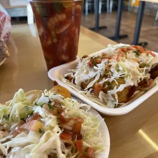 Tacos de pescado, camaron y un coctel