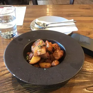 I like the stone dishes.