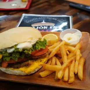 Milanesa sándwich with French fries