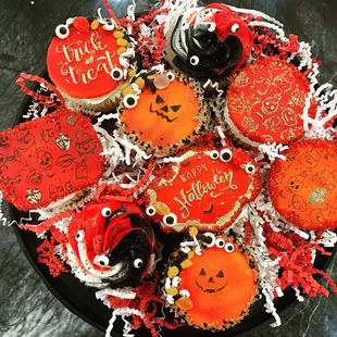 decorated halloween cupcakes