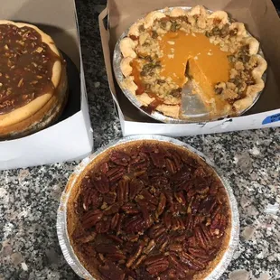 Cheesecake and pumpkin pie